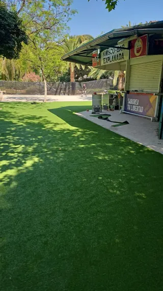 Césped artificial con montaje incluido