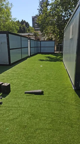 Césped artificial con montaje incluido