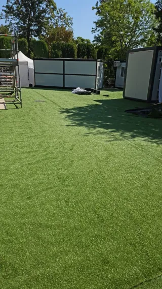 Césped artificial con montaje incluido