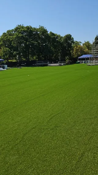 Césped artificial con montaje incluido