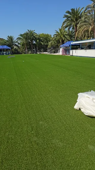 Césped artificial con montaje incluido
