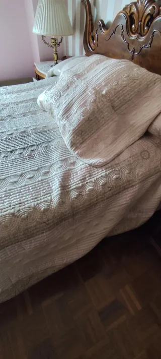 Colcha beige de tela