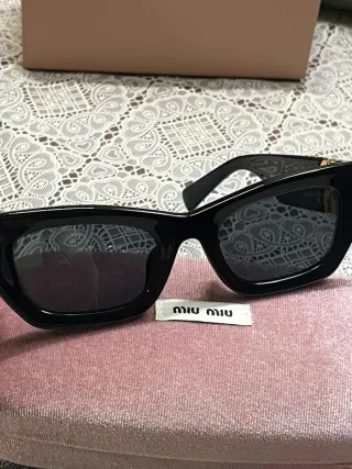 Occhiali Miu Miu neri e oro