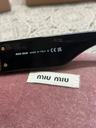 Occhiali Miu Miu neri e oro