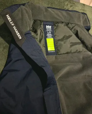 Vendo chaqueta Helly Hansen talla L en color azul