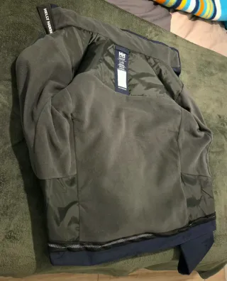 Vendo chaqueta Helly Hansen talla L en color azul