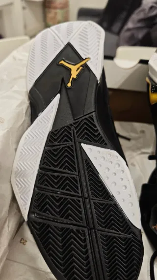 Scarpe Jordan True Flight nere e oro