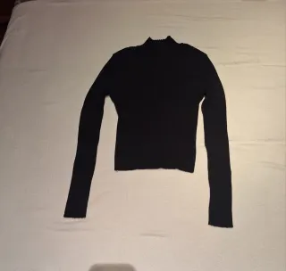 Maglia nera a costine con colletto