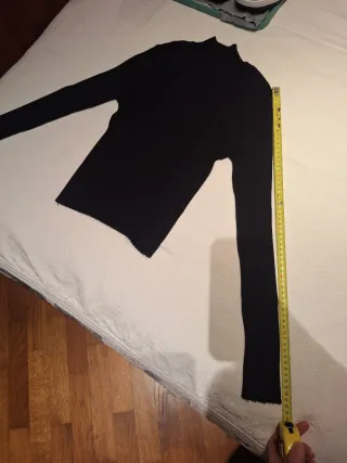 Maglia nera a costine con colletto