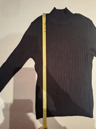 Maglia nera a costine con colletto