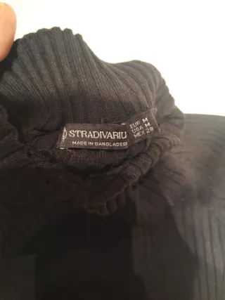 Maglia nera a costine con colletto