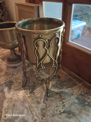 Macetero de bronce con soporte