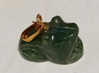 Colgante de jade verde tallado animales.