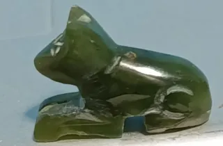 Colgante de jade verde tallado animales.