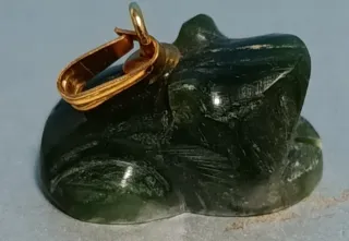 Colgante de jade verde tallado animales.