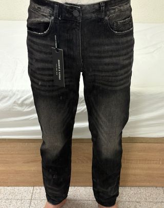 Pantalones vaqueros negros desgastados
