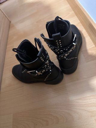 Botines militares negros con tachuelas