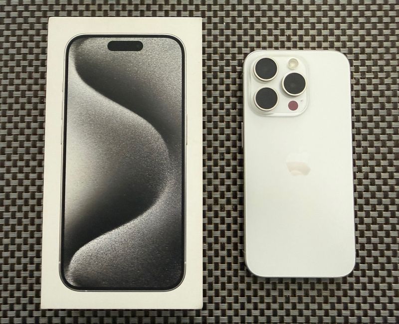 iPhone 15 Pro Plata/Blanco