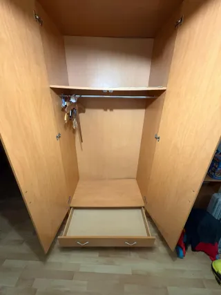 Armario de madera color beige/marrón