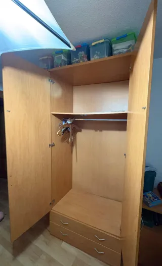 Armario de madera color beige/marrón