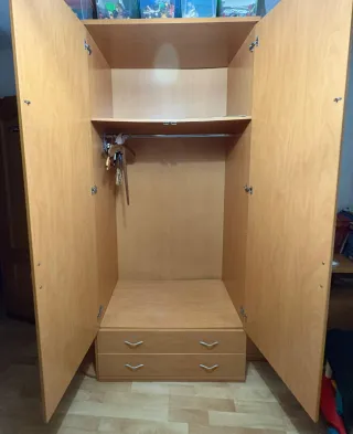 Armario de madera color beige/marrón