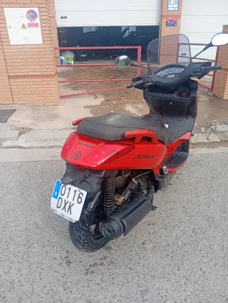 Yamaha XMAX 250cc Roja - Maxi Scooter