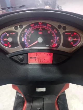 Yamaha XMAX 250cc Roja - Maxi Scooter