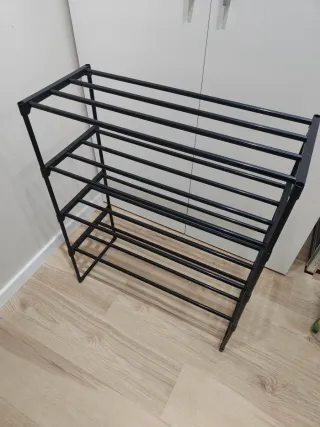 Dos Zapateros y un perchero negro