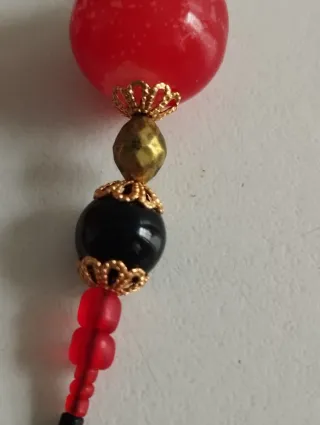 Cordón para gafas con cuentas rojas y negras