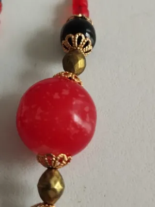 Cordón para gafas con cuentas rojas y negras