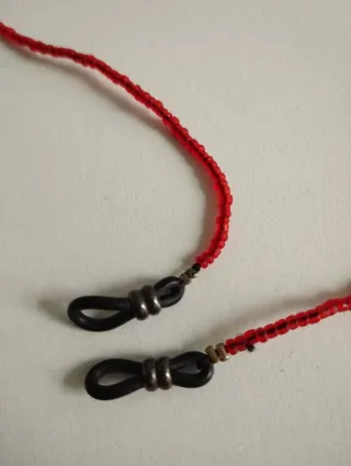 Cordón para gafas con cuentas rojas y negras
