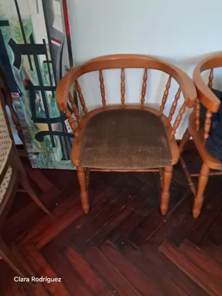Silla de madera con asiento de tela
