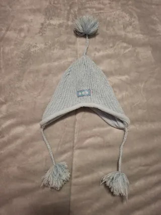 Gorro de bebé con pompón y orejeras