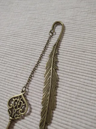 Marcapáginas antiguo con llave y pluma