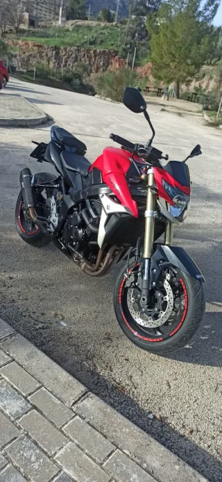 Suzuki GSR 750 2014 Roja y Negra