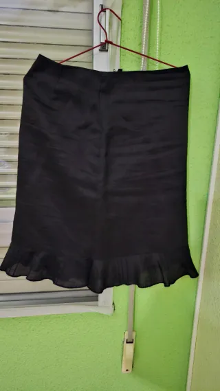 Falda negra con volantes