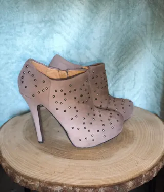 Botines taupe con tachuelas metalicas