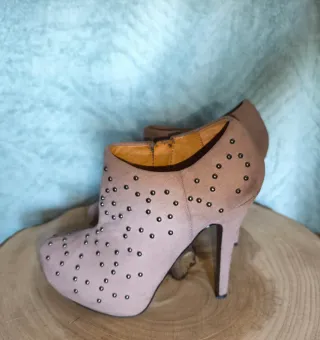 Botines taupe con tachuelas metalicas