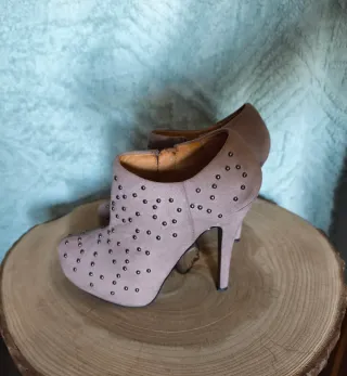 Botines taupe con tachuelas metalicas