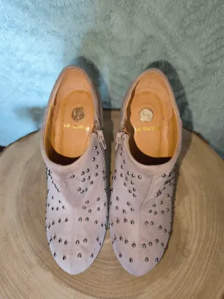 Botines taupe con tachuelas metalicas
