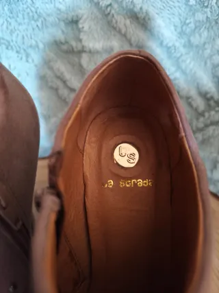 Botines taupe con tachuelas metalicas