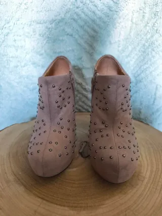 Botines taupe con tachuelas metalicas