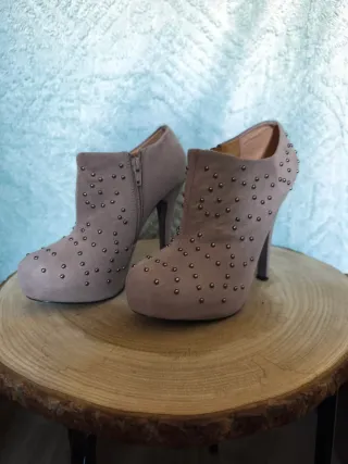Botines taupe con tachuelas metalicas