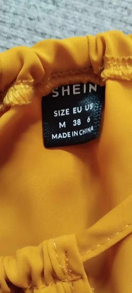 Vestido mostaza halter.