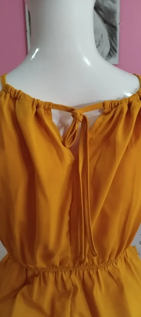 Vestido mostaza halter.