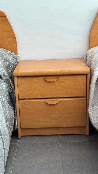 Conjunto de dos camas mesita y escritorio