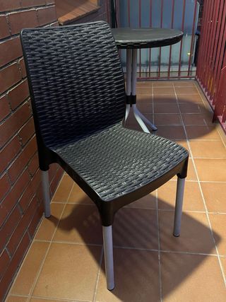 Conjunto mesa redonda y 2 sillas jardín o balcón