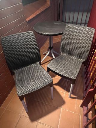 Conjunto mesa redonda y 2 sillas jardín o balcón