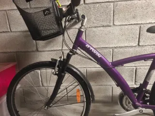 Bicicleta Morada B'TWIN con Cesta