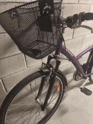 Bicicleta Morada B'TWIN con Cesta